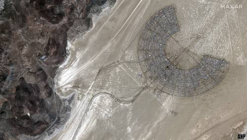 Urenlange files bij exodus van verregend festival Burning Man [+video]