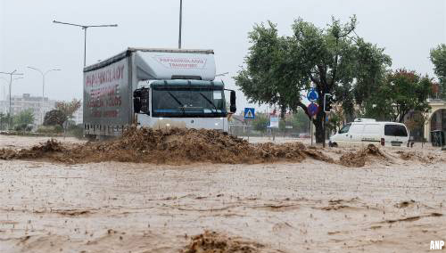 Snelweg tussen Thessaloniki en Athene gesloten vanwege noodweer [+foto's&video]