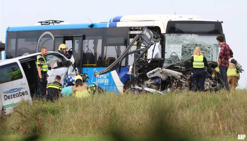 Veertien gewonden bij ongeluk tussen bus en taxibusje in Berltsum
