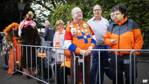 Oranjefans verzamelen zich in Den Haag voor Prinsjesdag