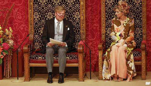 Koning leest troonrede voor het eerst voor met leesbril op