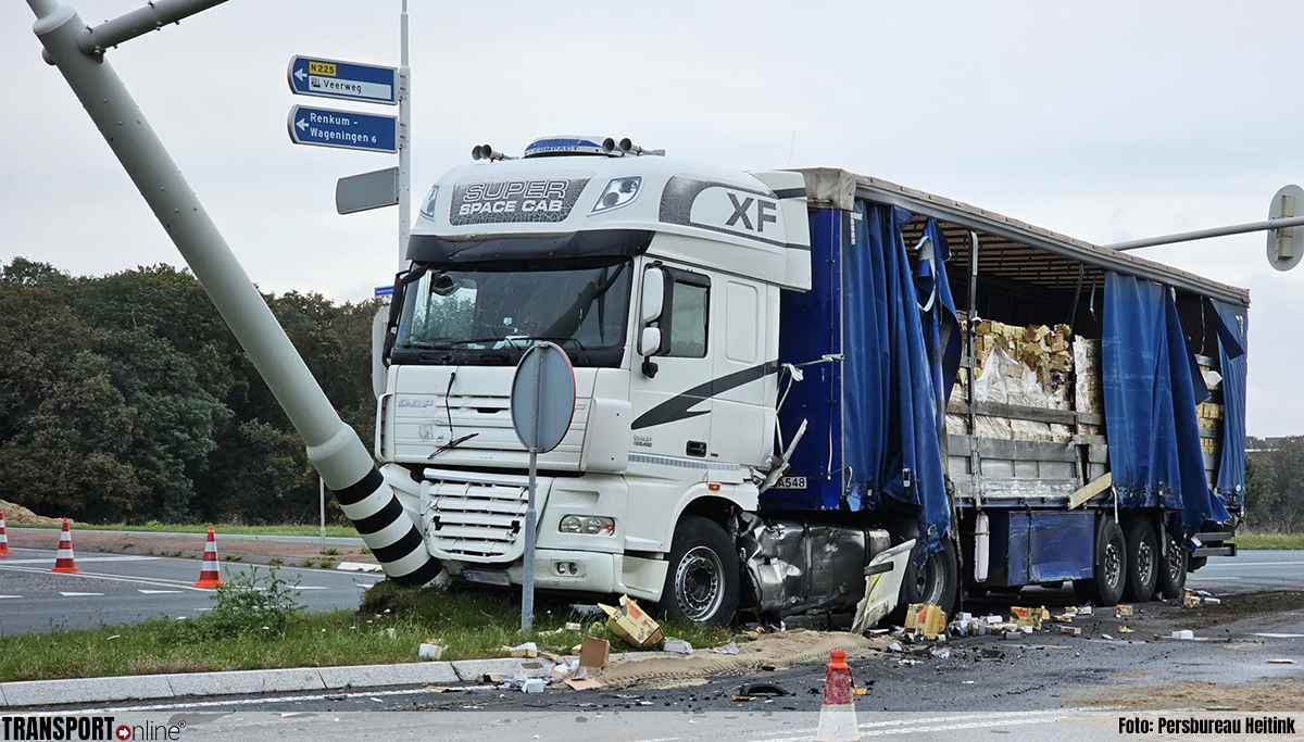 Forse schade na aanrijding twee vrachtwagens in Heelsum [+foto's]