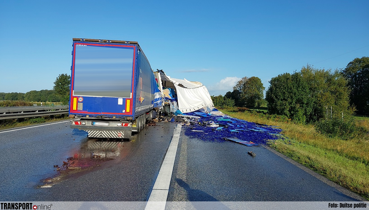 Aanrijding met drie vrachtwagens op Duitse A7 [+foto's]