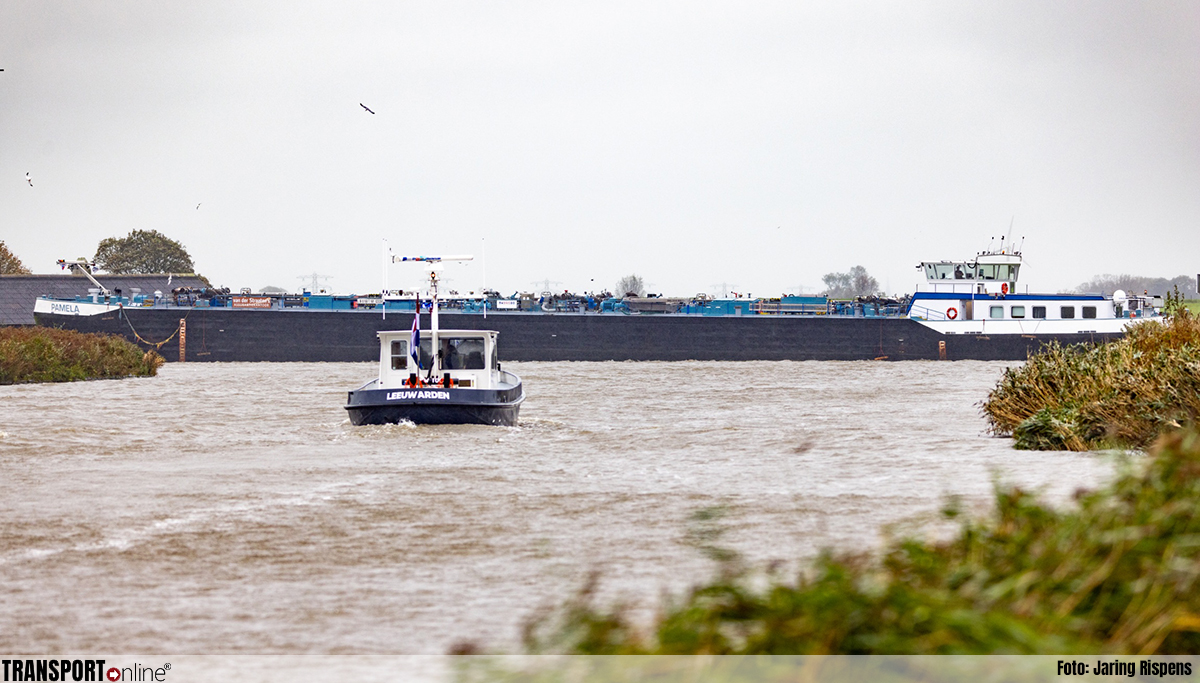 Tanker ligt overdwars en blokkeert Van Harinxmakanaal [+foto]