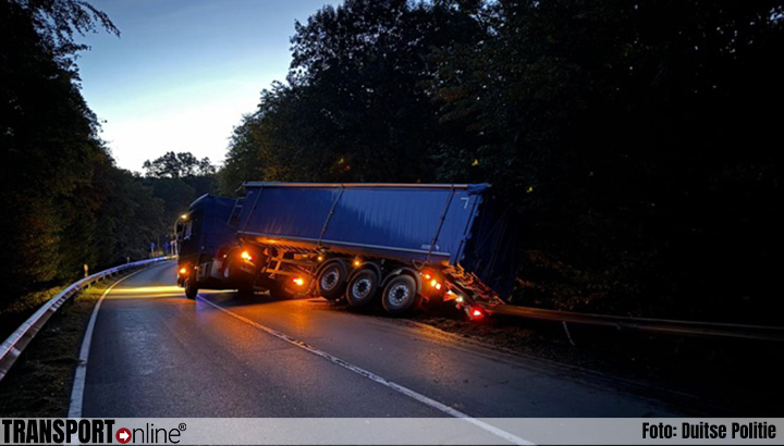 Vrachtwagenchauffeur wordt verblind door tegemoetkomende vrachtwagen en raakt van de weg [+foto]