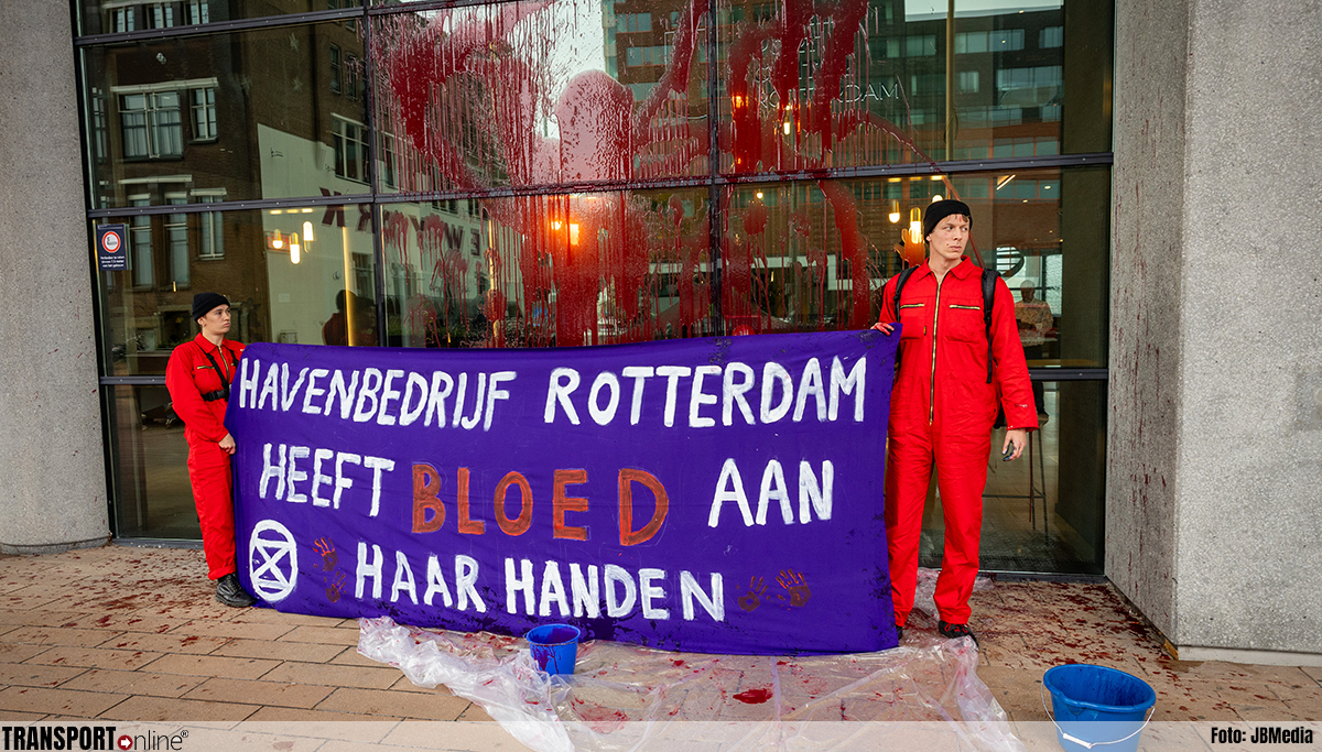 Actievoerders Extinction Rebellion bekladden kantoorpand Havenbedrijf Rotterdam met rode verf [+foto]