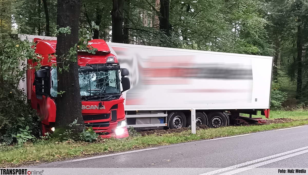 Vrachtwagen tegen boom gebotst in Epe [+foto]