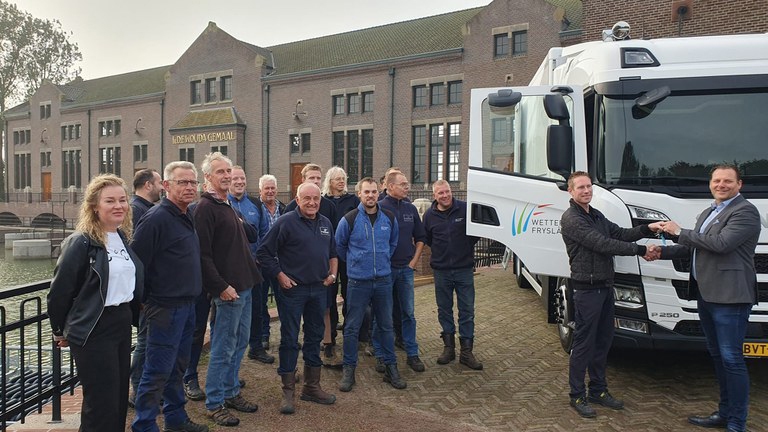 Wetterskip Fryslân neemt haar eerste hybride vrachtwagen in ontvangst