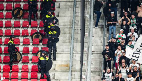 Fans Legia bestormen toegang AZ-stadion, ME'er raakt bewusteloos