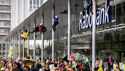 Honderden klimaatactivisten blokkeren hoofdkantoor Rabobank