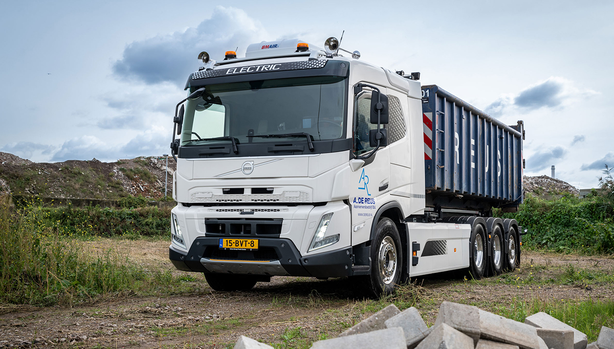 A. de Reus Aannemersbedrijf zet Volvo FMX Electric in voor containertransport