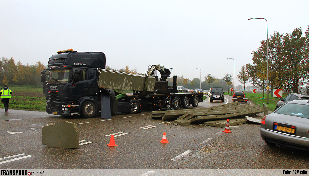 Vrachtwagen verliest lading betonplaten op de N292 [+foto's]