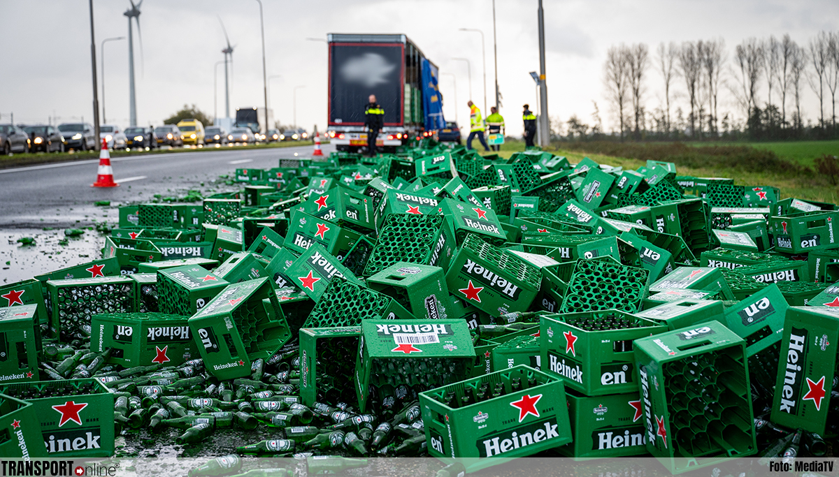 Vrachtwagen verliest honderden kratjes bier op N11 [+foto's]