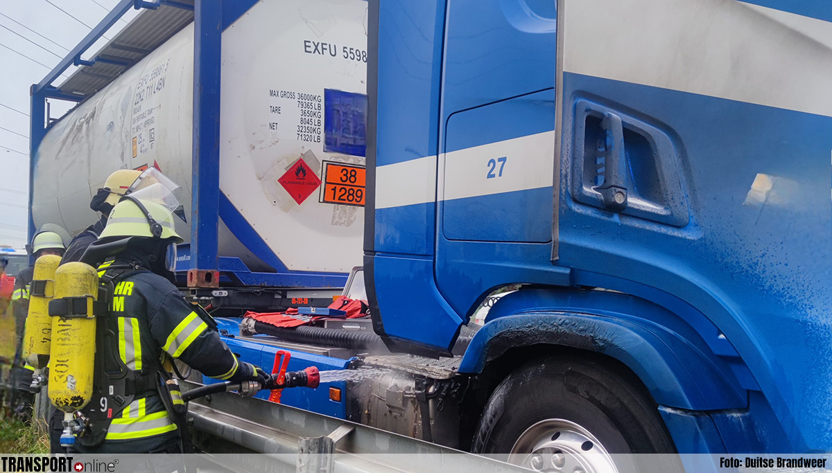 Ambulanciers voorkomen grote brand in vrachtwagen met gevaarlijke stoffen [+foto]
