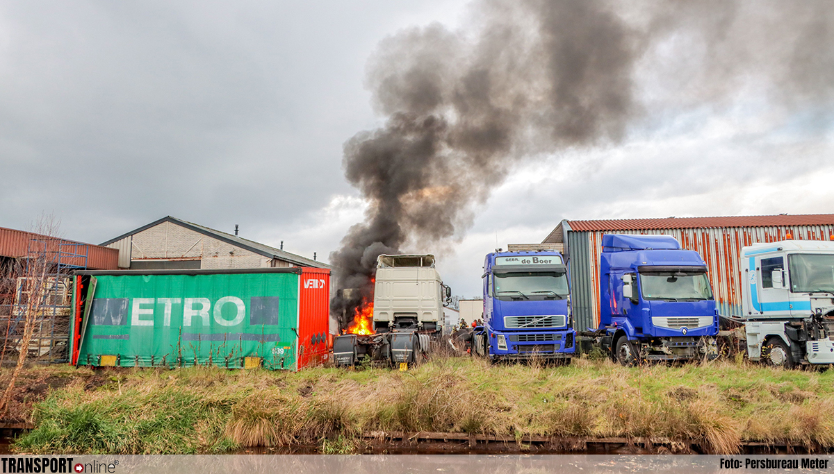 Vrachtwagen in brand op bedrijventerrein in Klazienaveen [+foto]