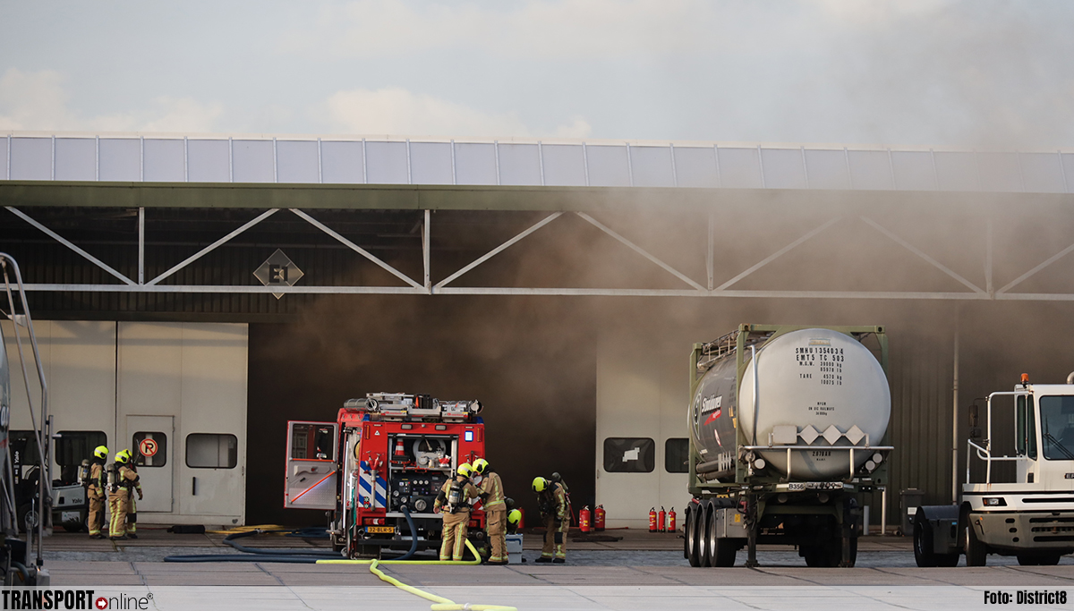 Grote brand uitgebroken in opslag van Staalduinen Logistics [+foto's]