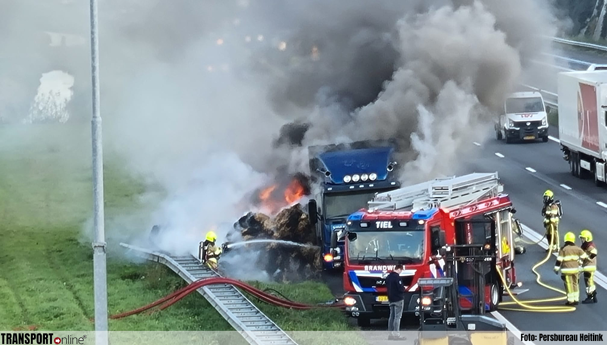 Vrachtwagen met hooi in de brand op A15 [+foto's]
