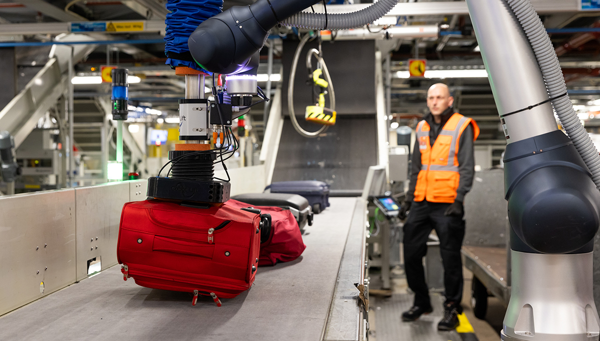 Medewerkers Aviapartner nemen nieuwe bagagerobot in gebruik