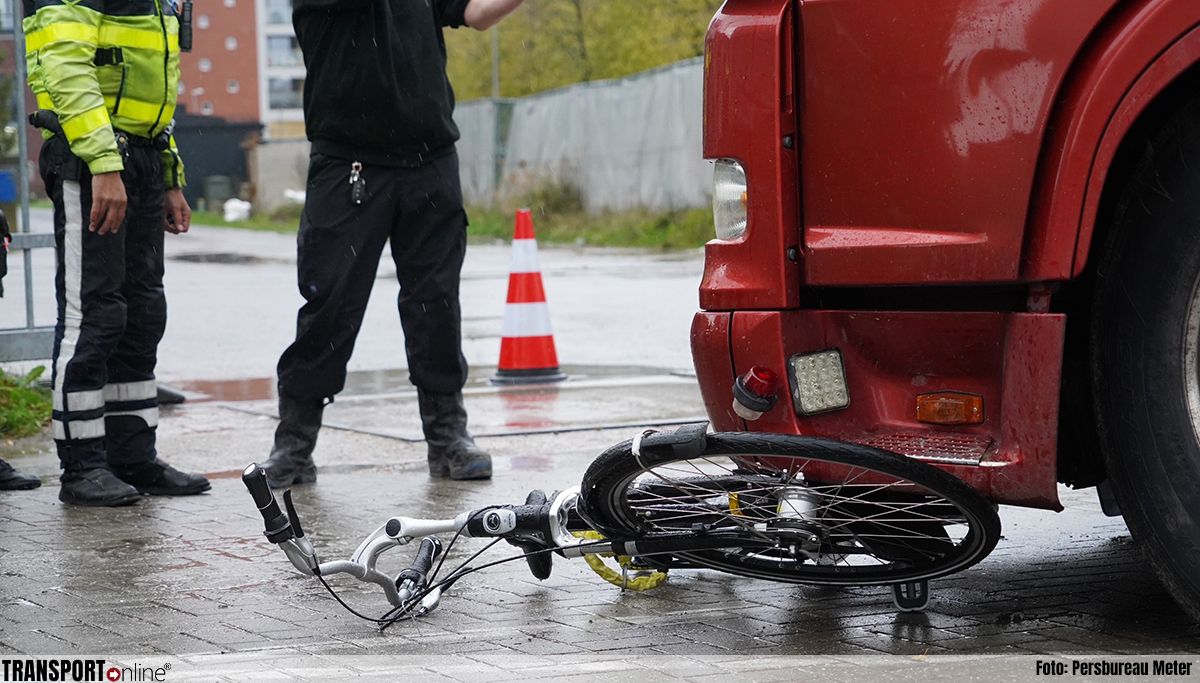 Fietser komt onder vrachtwagen in Groningen [+foto]