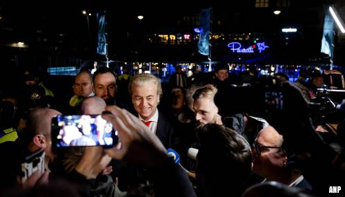 Geert Wilders brengt bliksembezoek aan Kijkduin voor steun tegen 'asielstroom' [+video]