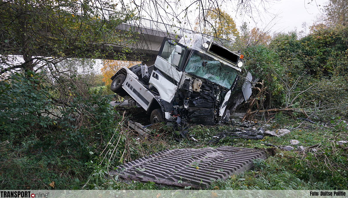 Belgische vrachtwagen met grind gekanteld op Duitse A44 [+foto's]