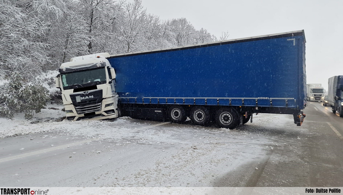 Ongevallen met vrachtwagens door onaangepaste rijstijl in Duits winterweer [+foto's]