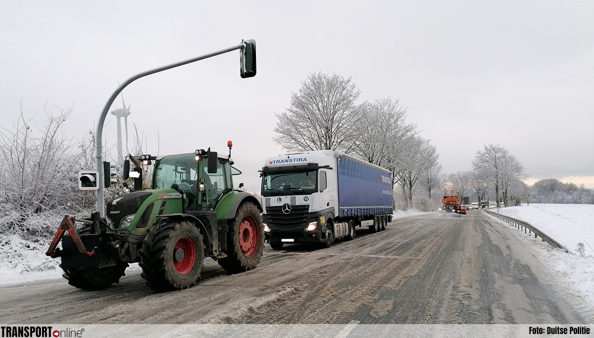 Boer schiet vrachtwagenchauffeurs te hulp op Duitse L856 [+foto's]