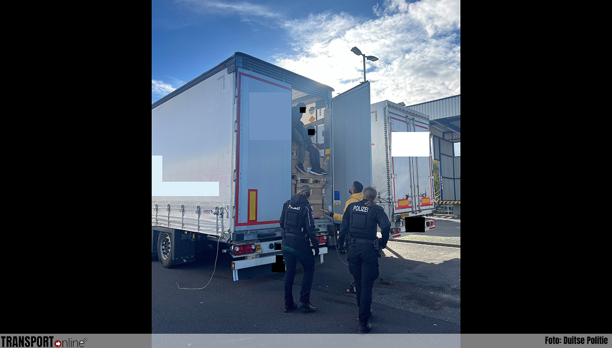 Vier illegalen ontdekt in trailer door Duitse douane [+foto]