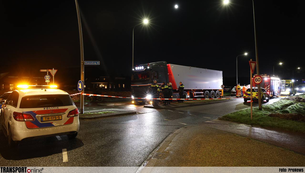 Automobilist zwaargewond nadat hij achterop vrachtwagen botst in Groningen [+foto]