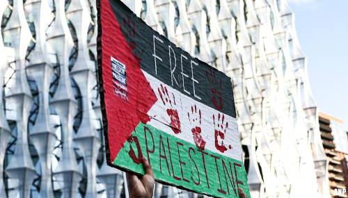 Pro-Palestijnse betogers blokkeren aankomst vrachtschip in haven Sydney