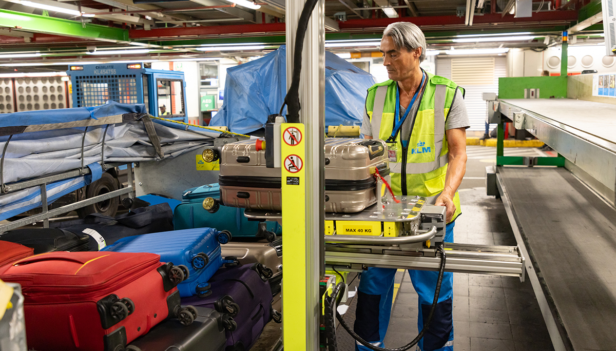 TU Delft gaat onderzoek doen naar nieuwe manier van bagageafhandeling op Schiphol