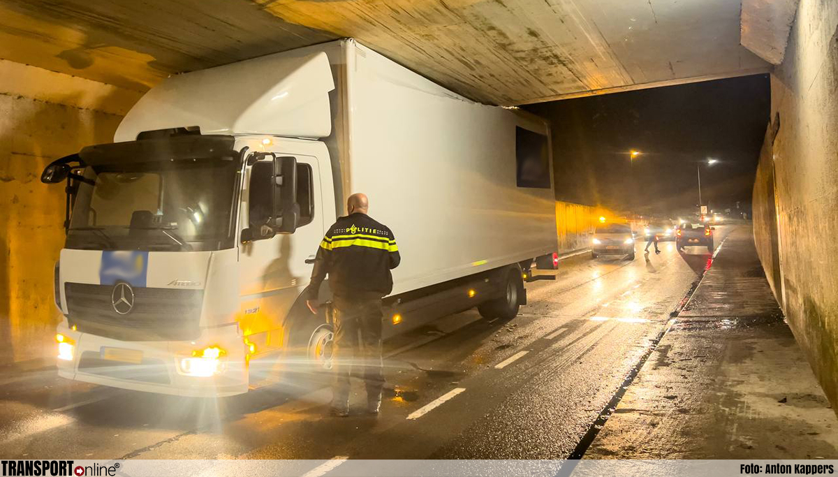 Vrachtwagen rijdt zich vast onder viaduct in Drachten [+foto]