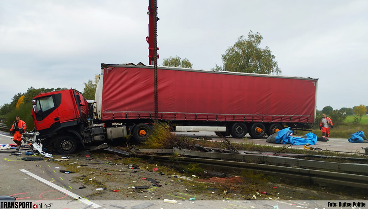 Vrachtwagenchauffeur en bestuurder bestelbus overleden na zwaar ongeval Duitse A2 [+foto]