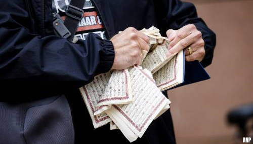 Pegida-voorman verscheurt koran in rechtbank en verlaat zaal