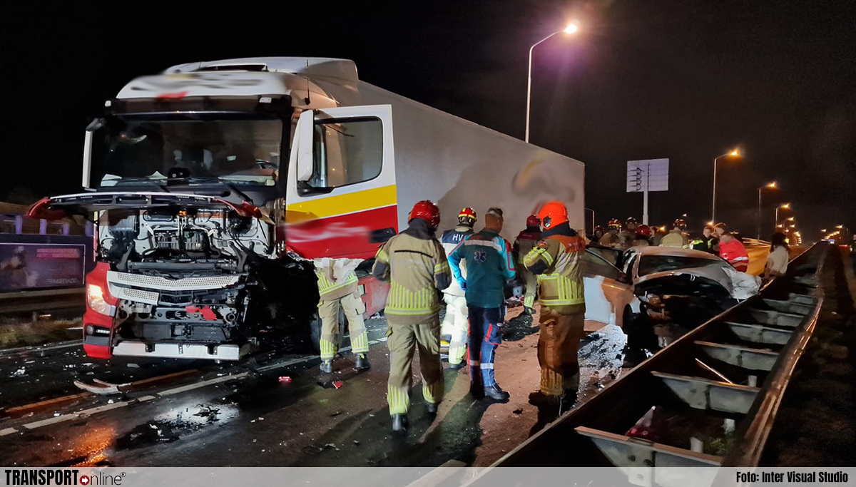 Vier gewonden bij ongeluk met vrachtwagen en twee autos in Zaandam.