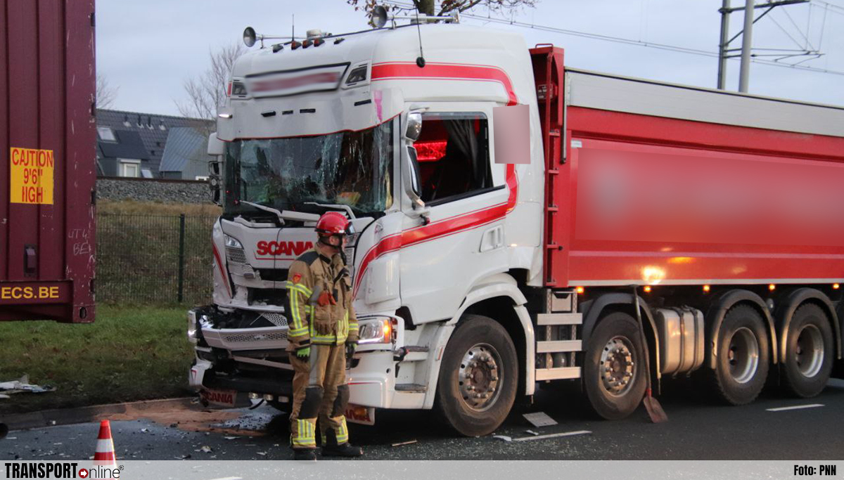 Aanrijding met twee vrachtwagens in Zwolle [+foto]