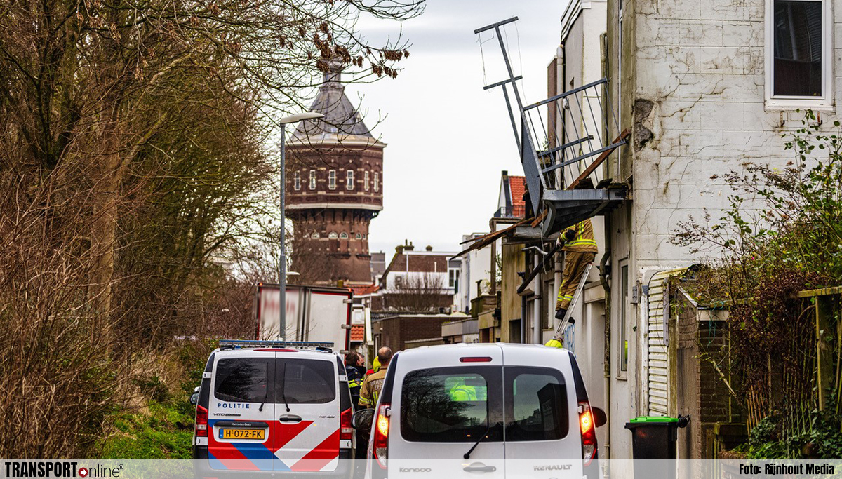 Vrachtwagen rijdt tegen twee balkons in Vlissingen [+foto]