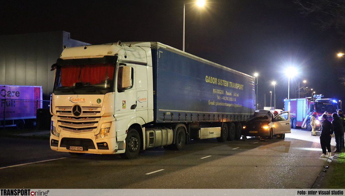 Bestelwagen botst op al wekenlang geparkeerde vrachtwagen in Amsterdam [+foto]