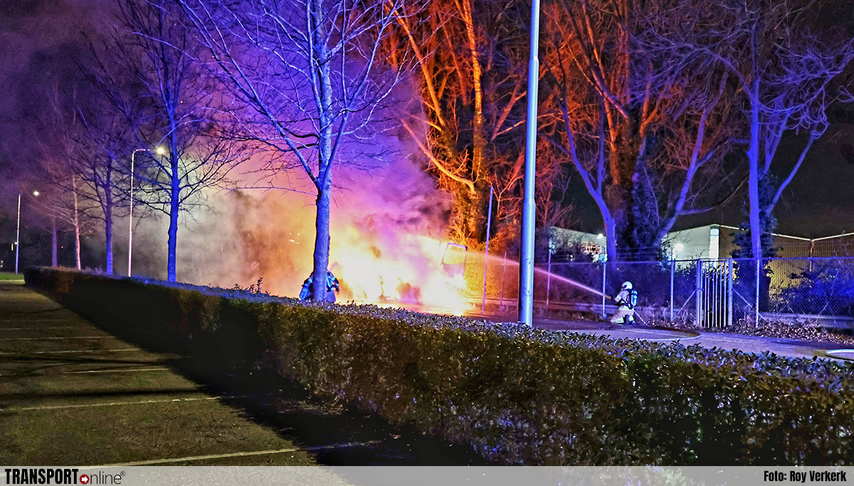 Vrachtwagen trekker volledig uitgebrand in Leerdam [+foto's]
