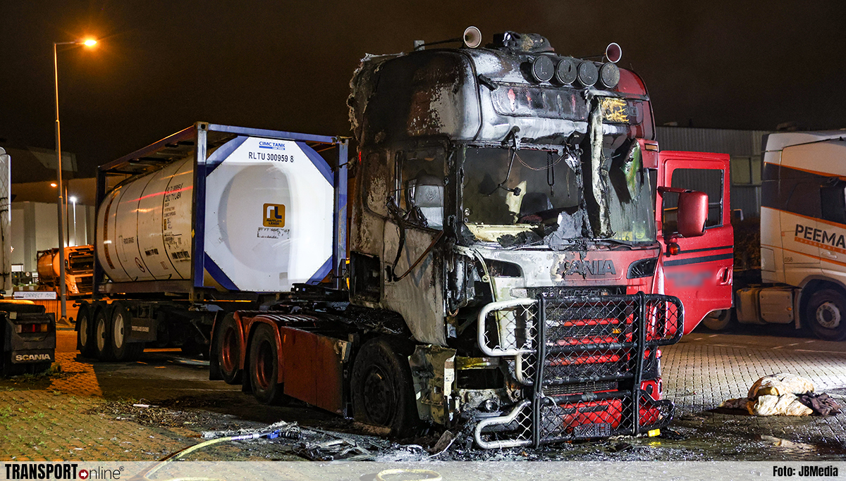 Vrachtwagen uitgebrand in Schiedam [+foto]