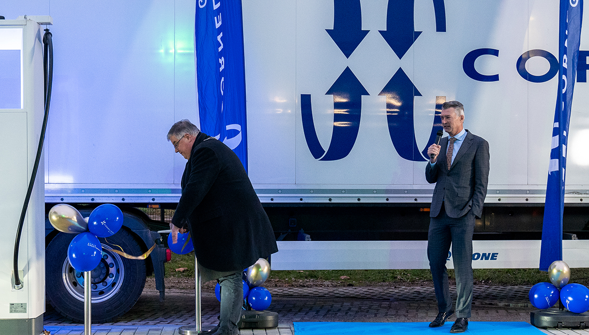 Burgemeester Hubert Bruls opent laadplein voor zwaar elektrisch transport in Nijmegen