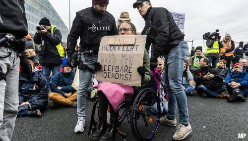 Politie: circa 300 aanhoudingen bij klimaatactie van Extinction Rebellion op A10 in Amsterdam