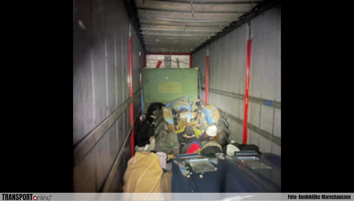 Vrachtwagenchauffeur aangehouden na vondst 47 illegalen in trailer in Hoek van Holland [+foto]