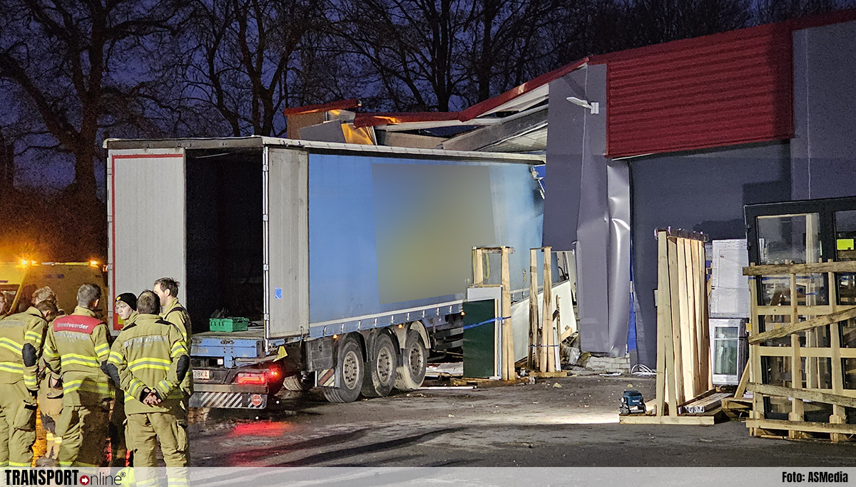 Vrachtwagen rijdt bedrijfspand binnen in Lunteren [+foto's]