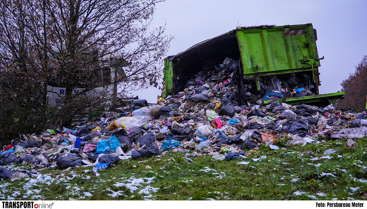 Vrachtwagen tegen boom gebotst op A28, container met afval gekanteld [+foto's]