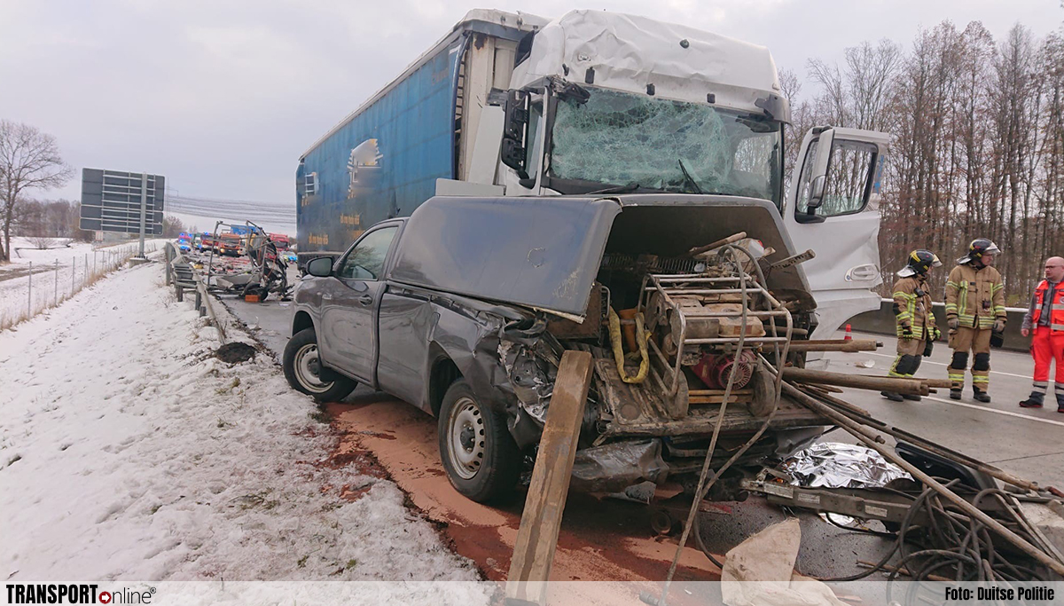 Vrachtwagen botst op wegbewijzeringsauto op Duitse A4 [+foto's]