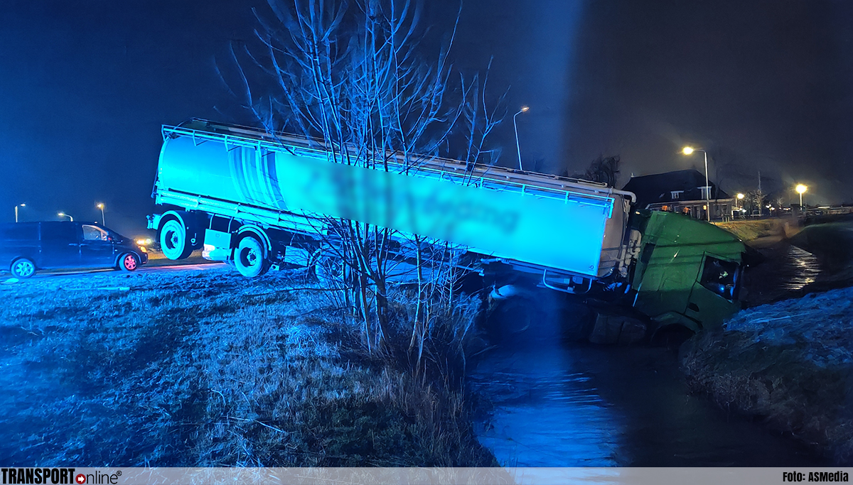 Vrachtwagen van de weg geraakt in Friese Hûns [+foto's]