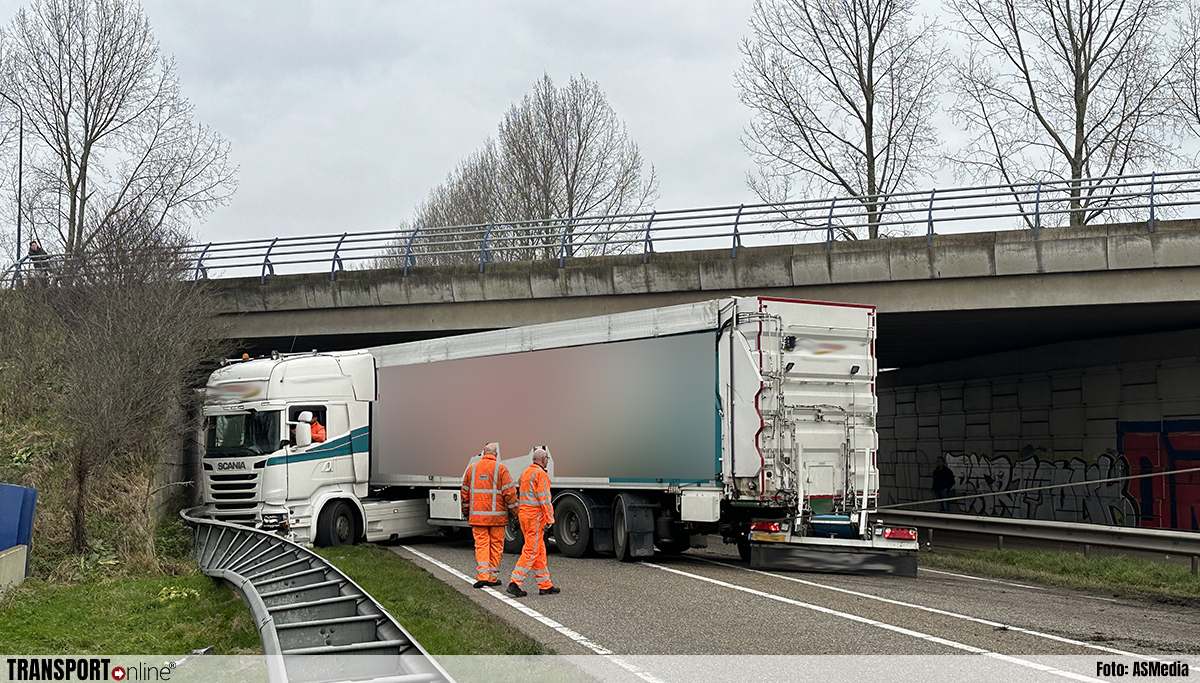 Vrachtwagen geschaard bij viaduct N279 [+foto's]