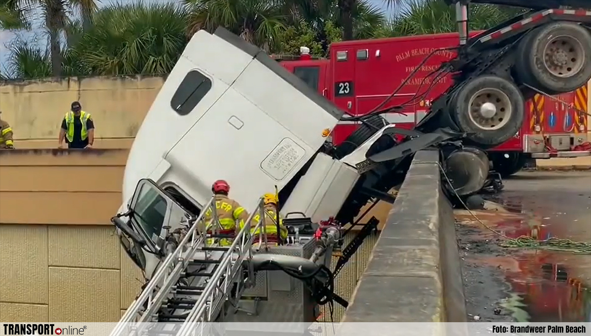 Brandweer redt chauffeur uit over viaduct bungelende vrachtwagen [+video]
