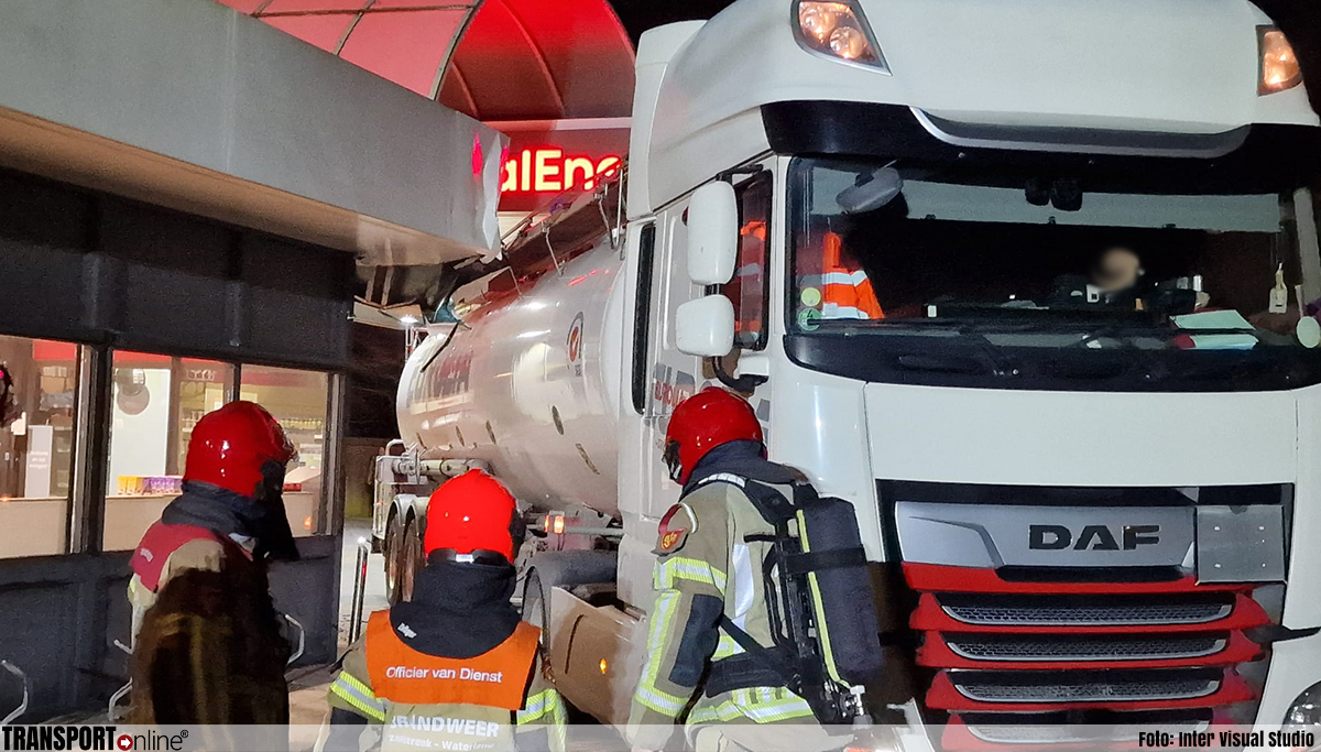 Vrachtwagen rijdt tegen winkel in tankstation [+foto's]